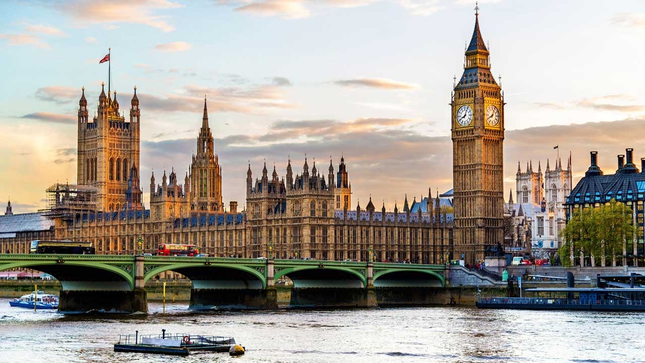 2 Explora Londres y la naturaleza de Islandia en un tour único. Vive el Círculo Dorado y la vibrante capital británica.