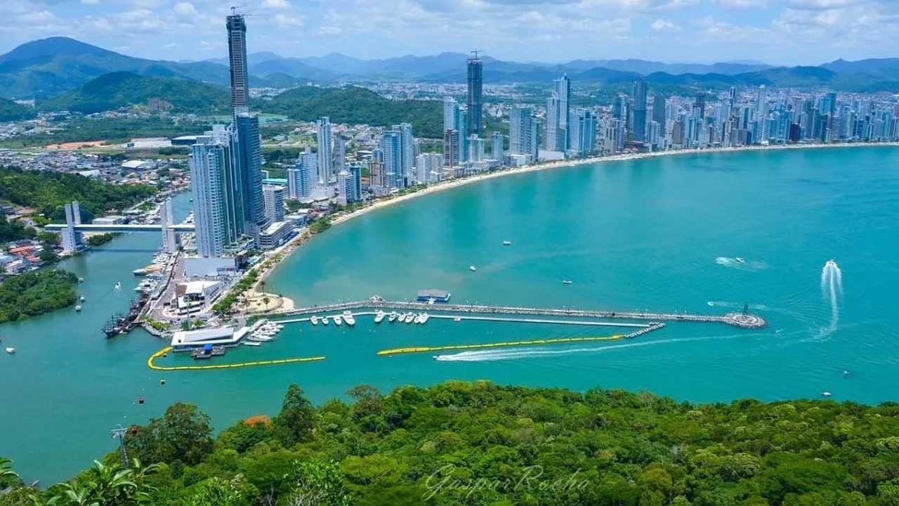 2 Embárcate en el MSC Poesía y explora Brasil y Uruguay con estilo. Un viaje de lujo y comodidad te espera en cada puerto y a bordo.