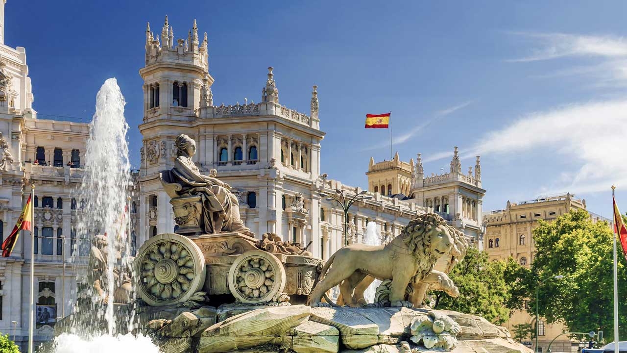 3 Descubre Europa con nuestro tour de 21 días. Incluye visitas a Madrid, París, Roma y más. Alojamiento y traslados incluidos.