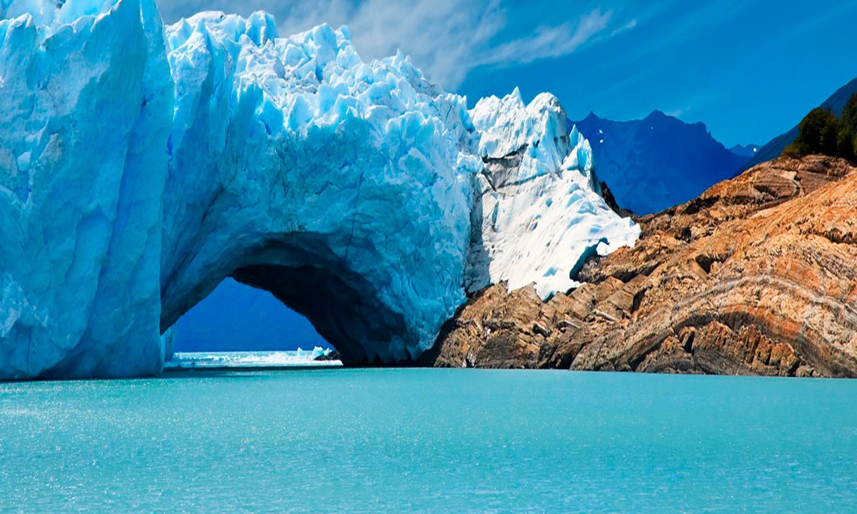 3 Tour de 4 días en El Calafate con visitas al Glaciar Perito Moreno y navegación. Incluye vuelos y alojamiento