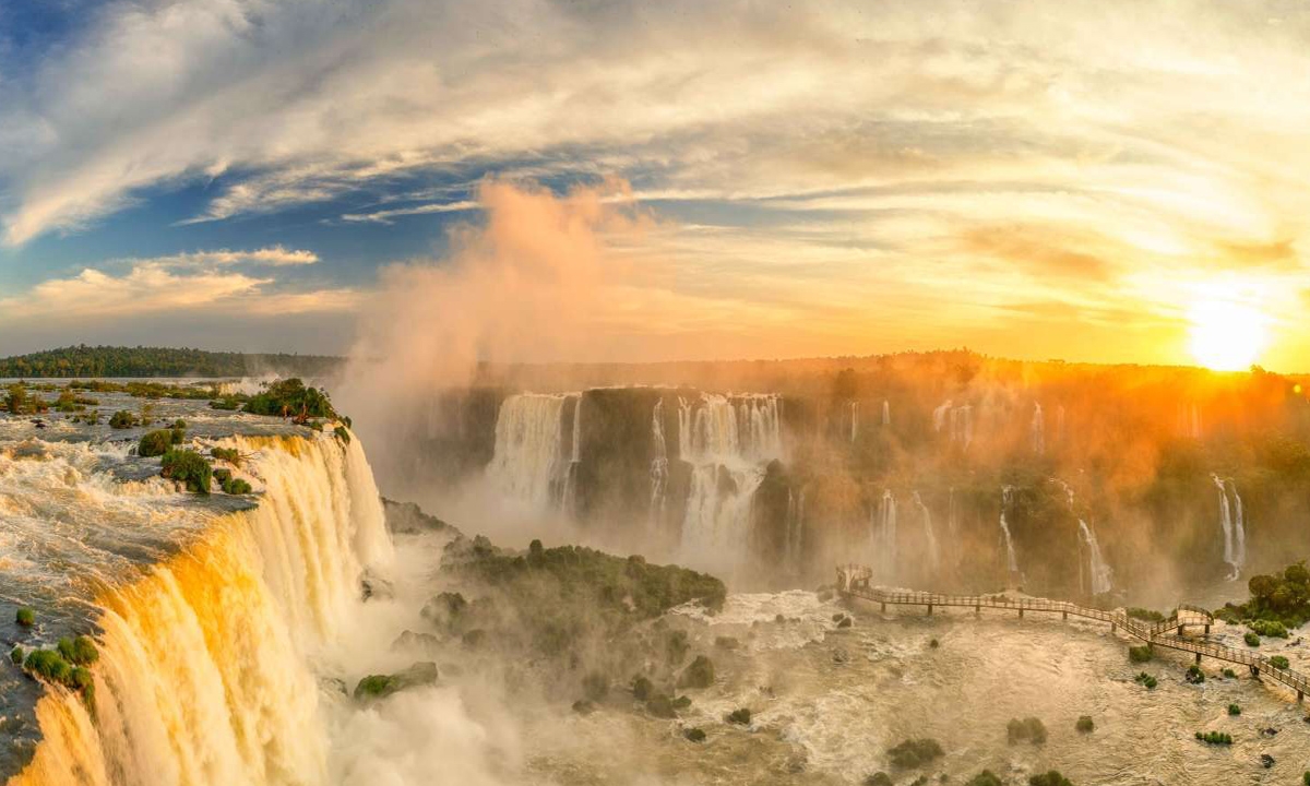 2 Tour de 3 días por las Cataratas del Iguazú, Argentina y Brasil. Vuelos, traslados y hotel incluidos.